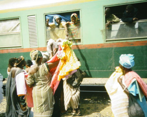 Tuchverkuferinnen an der Bahnstrecke Dakar - Bamako